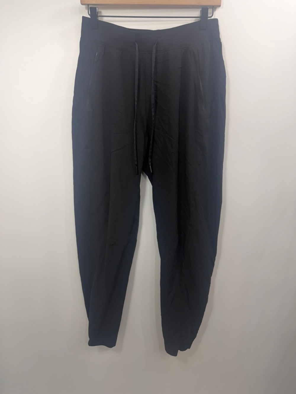 Lululemon women’s black lightweight joggers size 8. Zipper pockets.